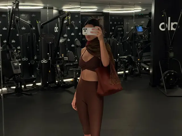 켄달 제너가 패턴 스카프와 브라운 토트백으로 애슬레저 룩에 세련된 포인트를 더한 모습. /사진=켄달 제너 인스타그램