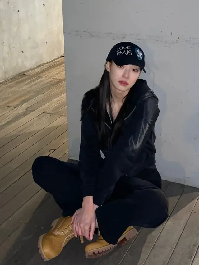 넉넉한 와이드 핏 점프수트에 대비되는 컬러의 팀버랜드 부츠로 트렌디한 포인트를 준 김설희의 모습이다. /사진=김설희 인스타그램