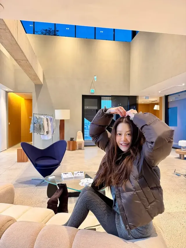 고현정이 부드러운 브라운 컬러의 패딩을 입고 따스한 미소를 지으며 여유로운 겨울 분위기를 완성한다. /사진=고현정 인스타그램