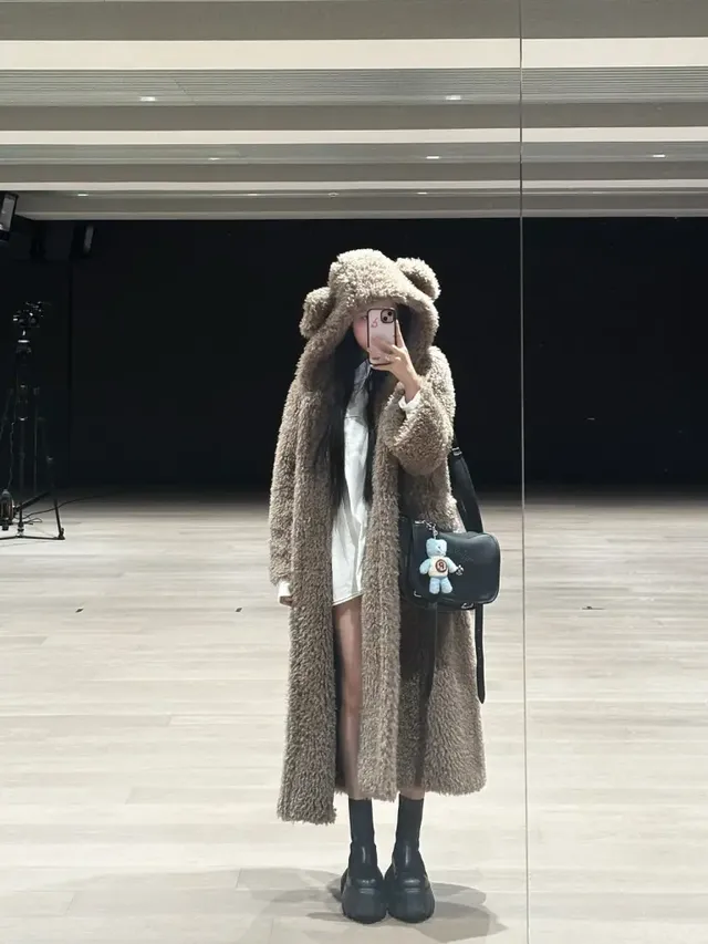 따뜻한 조명 아래, 귀여운 곰퍼 후드로 포근한 겨울 무드를 연출한 MEOVV 나린의 셀피. /사진=MEOVV 나린 인스타그램