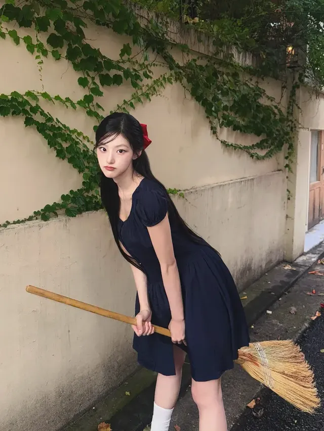 고요한 겨울 골목에서 빗자루를 든 채 몽환적인 분위기를 자아내는 하늘의 모습이다. /사진=하늘 인스타그램