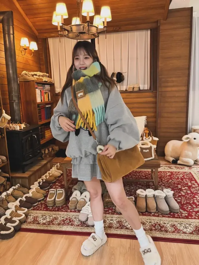 따뜻한 니트 머플러와 프릴 스커트, 그리고 UGG 퍼 슬리퍼로 연출한 맹승지의 레이어드룩 디테일. /사진=맹승지 인스타그램