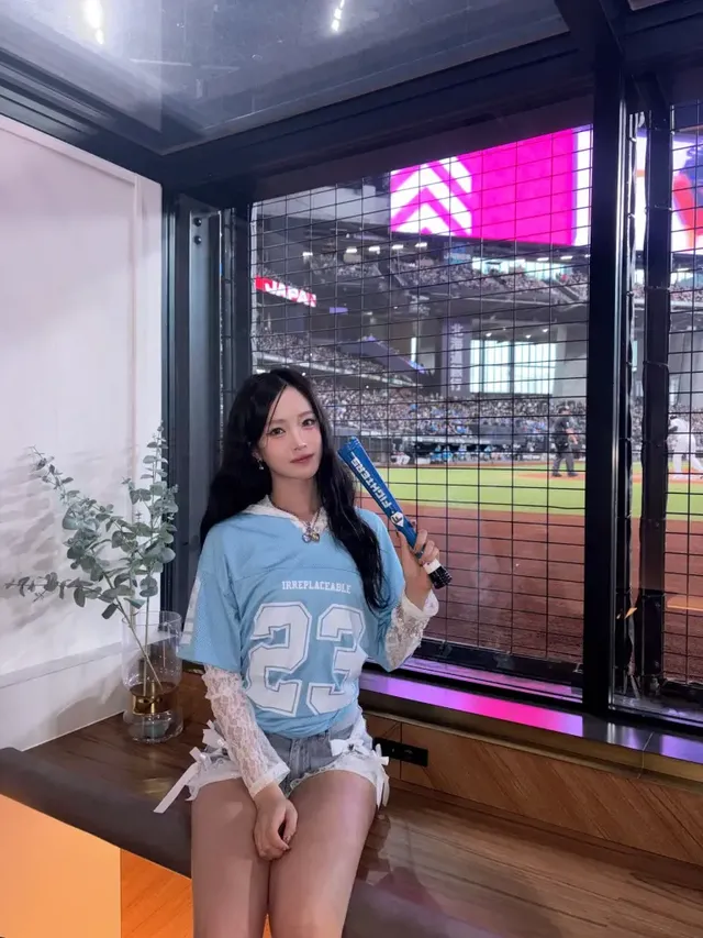 블루 응원봉을 들고 경기장을 배경으로 포즈를 취하며 매력을 발산하는 서이. /사진=하이키 인스타그램