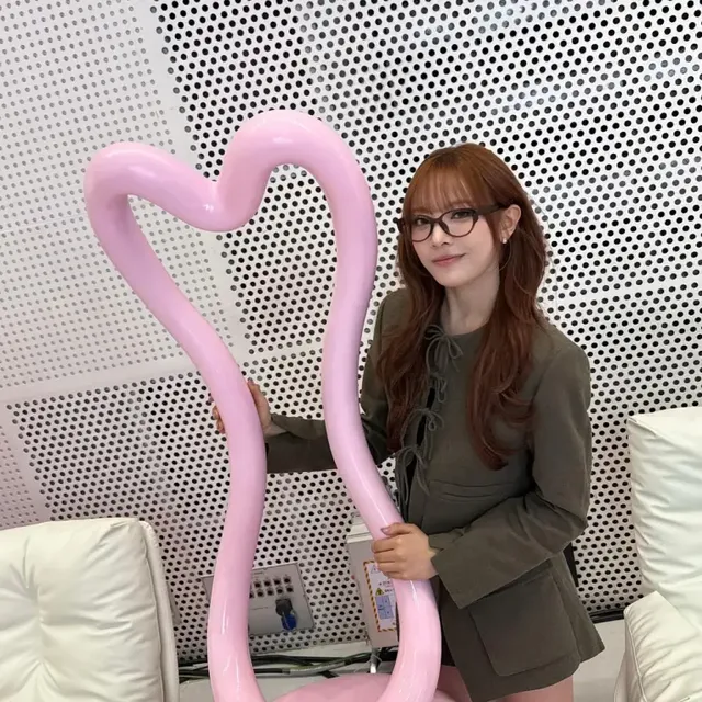 긱시크 테일러링 | 올리브 카키 재킷의 로프 디테일과 클래식한 안경으로 완성한 문수아의 지적인 아우라./사진=문수아 인스타그램