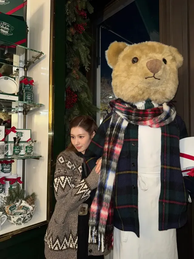 : 홀리데이 무드 | 브랜드 아이콘인 폴로 베어와 교감하며 연출한 사랑스러운 분위기.