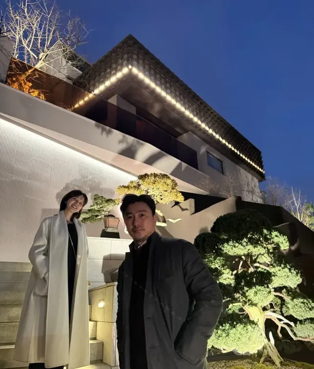 커플 하모니 | 블랙 & 화이트의 완벽한 대비를 통해 24년의 세월을 뛰어넘는 품격을 보여주는 이혜원과 안정환.