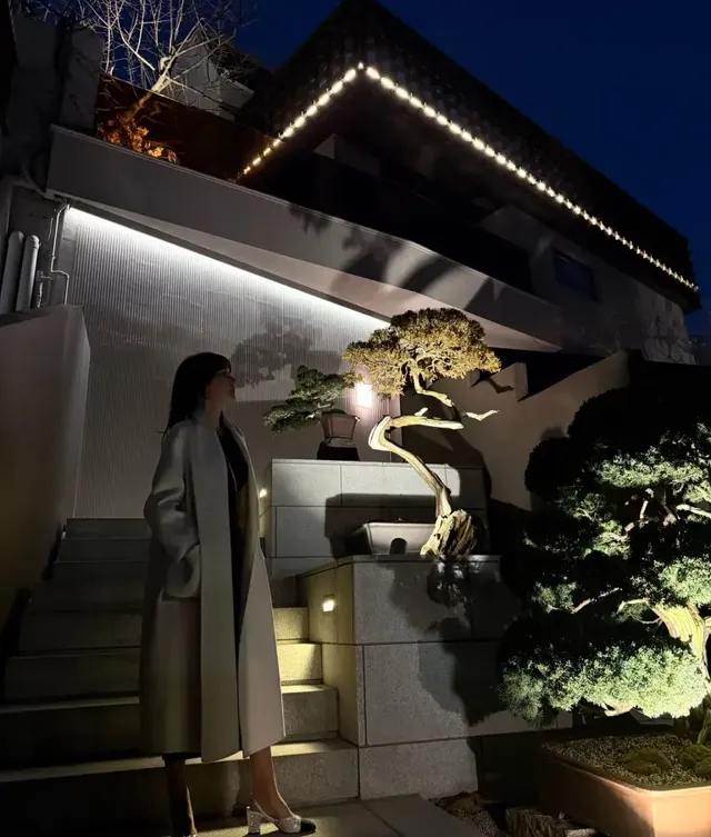 노블레스 실루엣 | 화이트 롱 코트와 주얼 디테일 힐로 완성한 이혜원의 우아하고 입체적인 단독 실루엣.