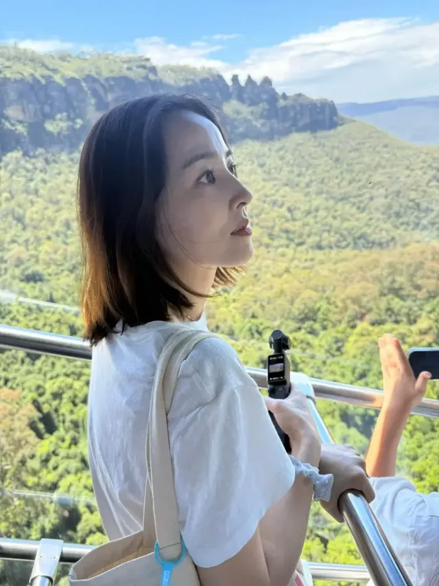 시닉 뷰티 | 장엄한 대자연을 배경으로 맑고 깨끗한 무드를 자아내는 한혜진의 클로즈업 샷./사진=한혜진 인스타그램