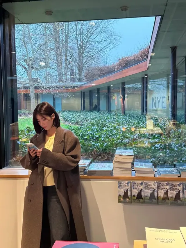 컬러 컨트라스트 | 차분한 브라운 코트 속에 레몬 컬러 이너로 지적인 무드를 더한 북유럽 스타일링./사진=권은비 인스타그램