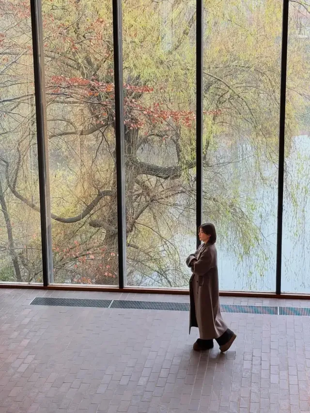 버티컬 비주얼 | 대형 유리창의 수직 프레임과 긴 코트 자락이 만나 극대화된 비율의 미학./사진=권은비 인스타그램