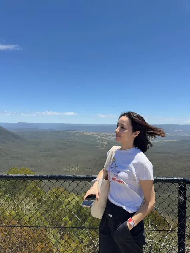 프리 실루엣 | 블루마운틴의 파노라마 뷰 속에서 바람을 즐기는 한혜진의 내추럴한 티셔츠 스타일./사진=한혜진 인스타그램