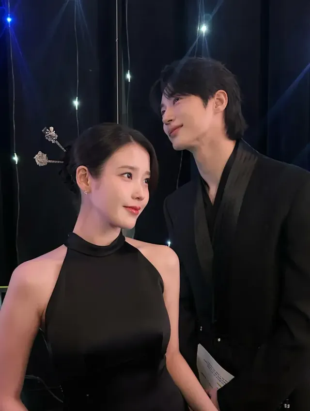 모던 오리엔탈리즘 | 한국적인 디테일을 현대적으로 재해석한 두 배우의 시상식 커플룩 /사진=아이유 인스타그램