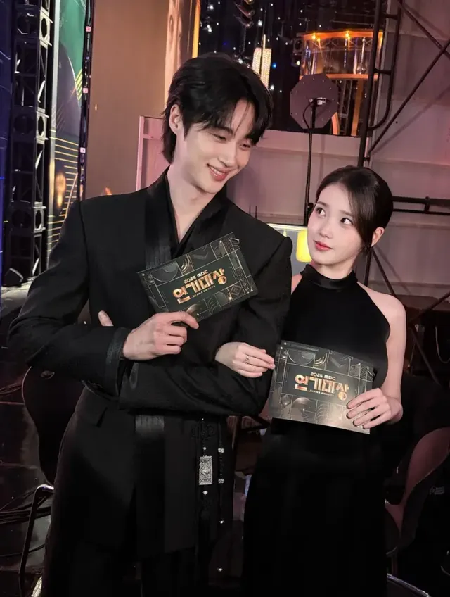 세기의 비주얼 커플 | MBC ‘21세기 대군부인’으로 호흡을 맞추는 변우석과 아이유의 블랙 시너지 /사진=아이유 인스타그램