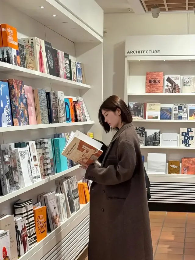 오버사이즈 실루엣 | 코펜하겐의 갤러리에서 통창 너머 풍경과 조화를 이룬 권은비의 롱 코트 룩./사진=권은비 인스타그램