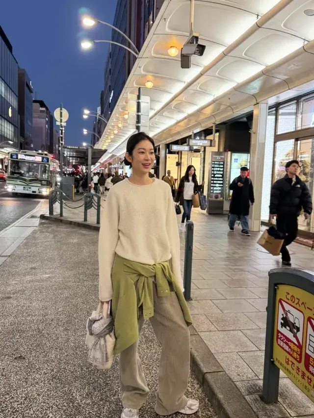 따뜻한 소재감과 뉴트럴 컬러 조합으로 차분하고 세련된 겨울 일상 스타일을 연출한 모습이다. /사진=오혜원 인스타그램 