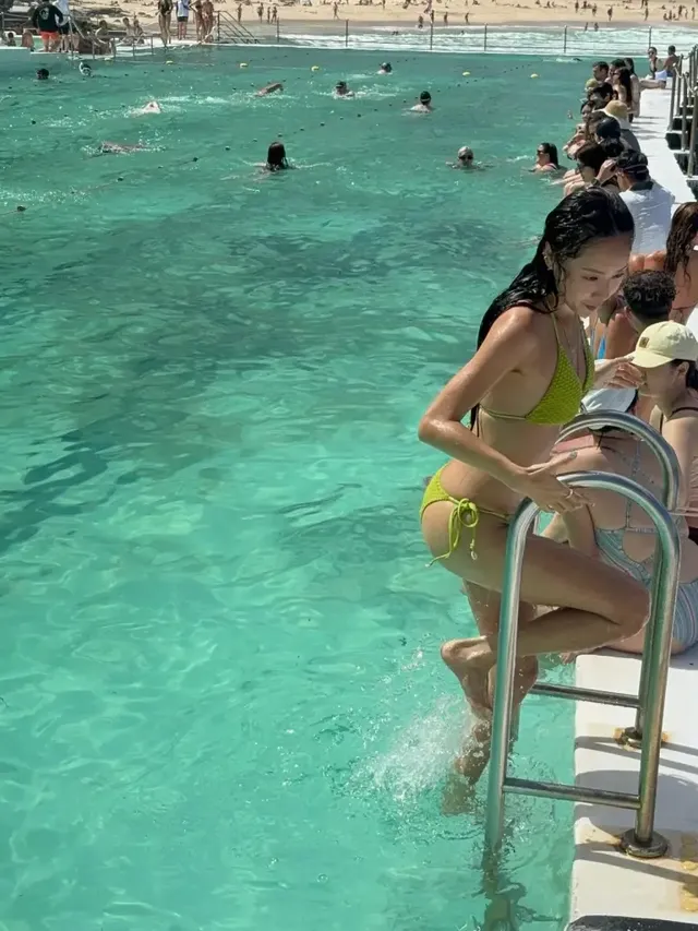 시원한 물가에서 건강미 넘치는 자태를 뽐내며 여름의 정취를 만끽하는 소유. /사진=소유 인스타그램 