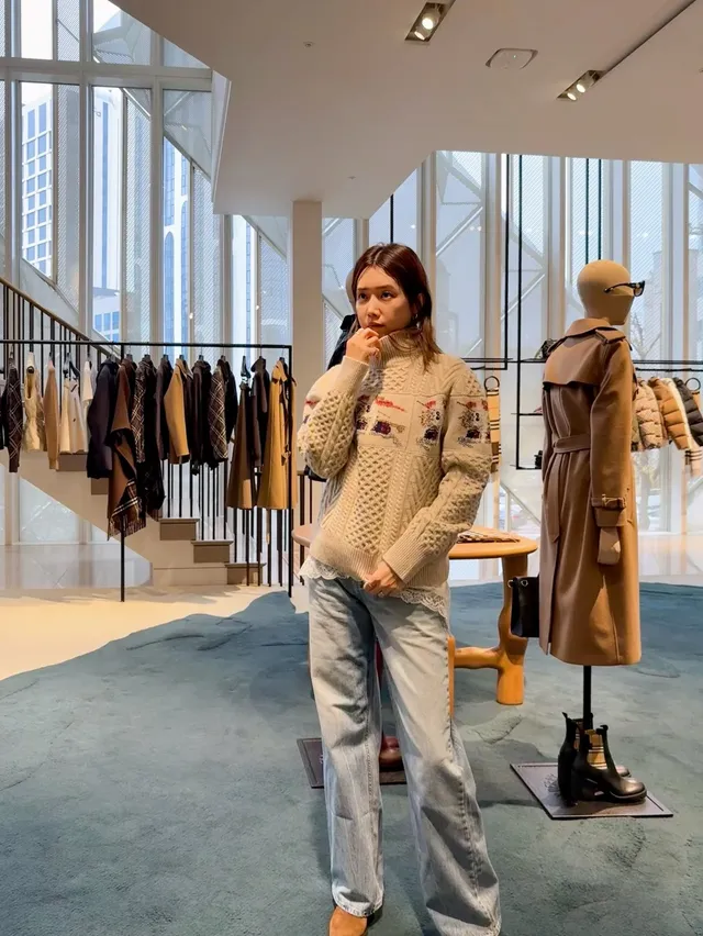 [캡션2] 블랙 비니를 착용하고 묵직한 오버코트를 소화하며 캐주얼하면서도 시크한 겨울 스타일을 완성한 채정안의 모습. /사진=채정안 인스타그램