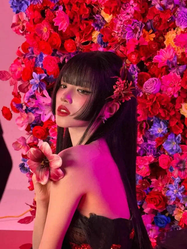 우기가 핫핑크 조명 아래 붉은 꽃을 들고 몽환적인 비주얼을 연출하고 있다. /사진=우기 인스타그램