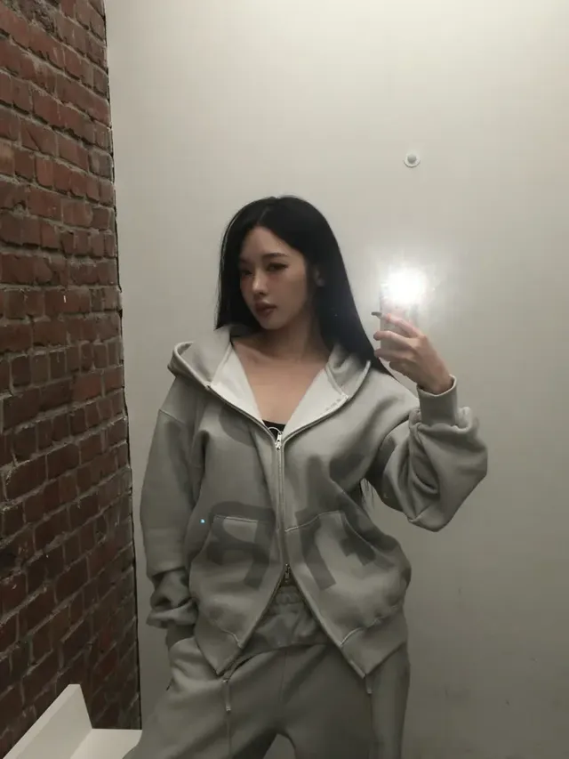 조용한 피팅룸에서 노지선이 올그레이 스웨트 세트업으로 미니멀한 애슬레저 무드를 선보이는 모습. /사진=노지선 인스타그램