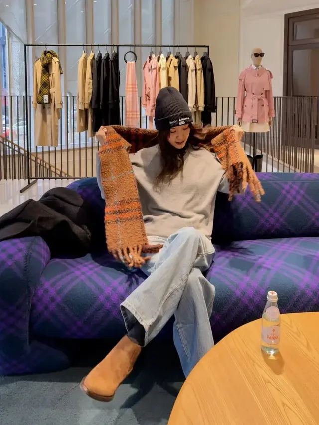 채정안이 쇼룸에서 선보인 포근한 겨울 데일리룩은 코트와 비니, 데님 팬츠로 편안한 무드를 연출한다. /사진=채정안 인스타그램