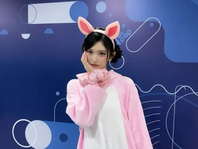 무대 뒤 대기실에서 키구루미 착장으로 카메라를 응시하는 이서의 사랑스러운 모습이다. /사진=이서 인스타그램 