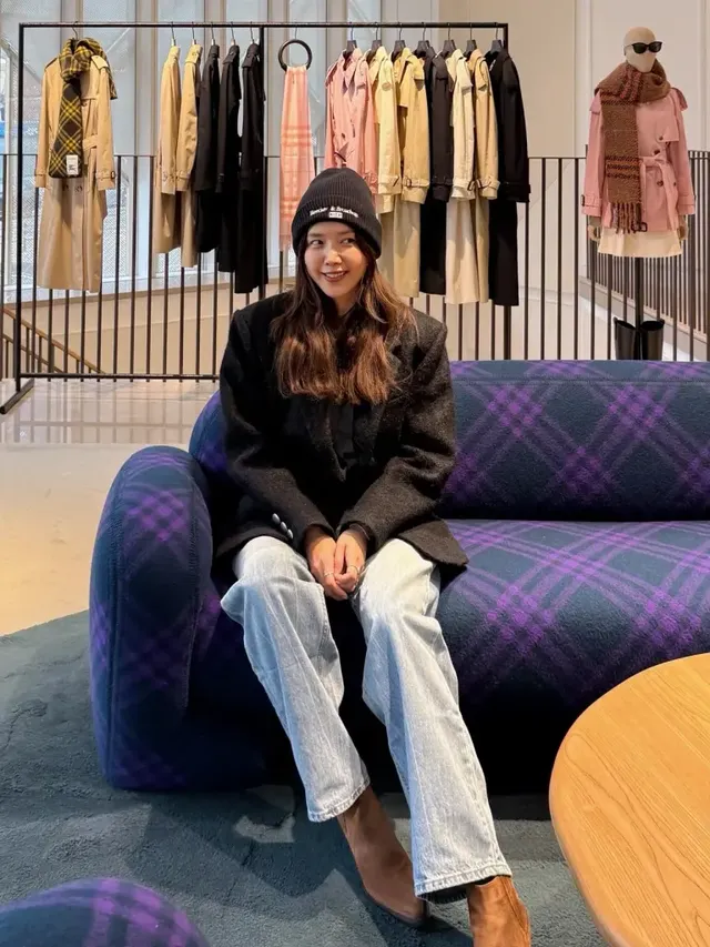 [캡션4] 부드러운 스웨이드 앵클부츠와 체크 머플러로 실용성과 따뜻함을 강조한 채정안의 윈터 데일리룩. /사진=채정안 인스타그램 [[IMG2]][[IMG3]][[IMG4]]