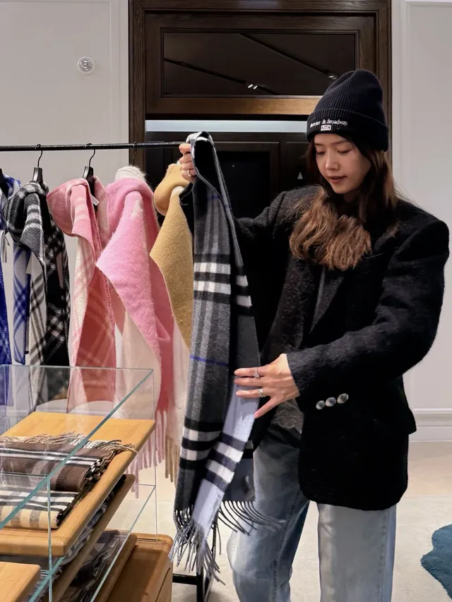 [캡션3] 따뜻한 터틀넥과 체크 머플러, 라이트 블루 데님 팬츠의 조화로운 코디가 돋보이는 채정안의 겨울 패션. /사진=채정안 인스타그램