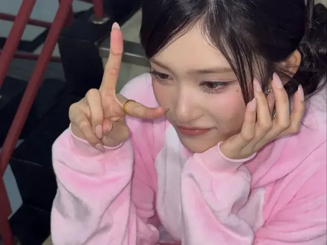 포근한 핑크 퍼 키구루미와 토끼 귀 헤어밴드로 완성된 이서의 귀여운 스타일이다. /사진=이서 인스타그램