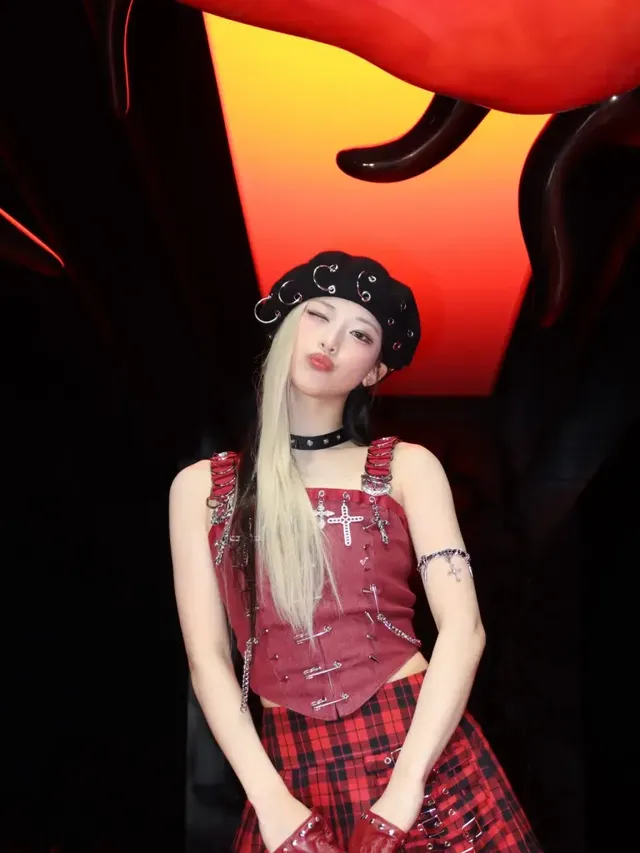 버건디 코르셋 톱과 체크 미니스커트, 체인 장식으로 강렬한 펑크 고스 무드를 연출한 루카. /사진=BABYMONSTER (베이비몬스터) 인스타그램 