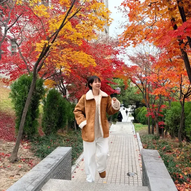 붉게 물든 단풍길을 걷는 최윤영이 브라운 시어링 코트로 포근한 가을 무드를 연출한다. /사진=최윤영 인스타그램