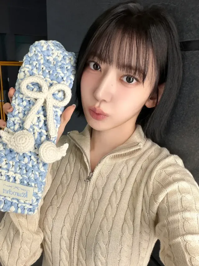 뜨개 하트와 리본 소품을 활용하여 룩에 섬세한 러블리 포인트를 더한 사쿠라. /사진=사쿠라 인스타그램