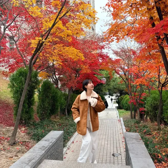 따뜻한 스웨이드 질감과 크림빛 시어링 디테일이 돋보이는 코트로 가을빛과 완벽한 색채 조화를 이룬다. /사진=최윤영 인스타그램