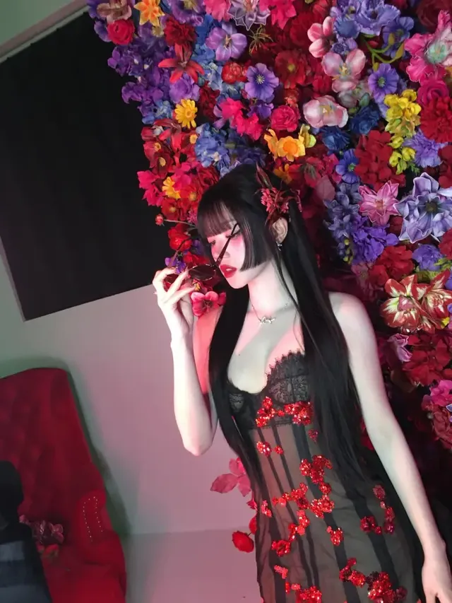 [캡션2] 블랙 시스루 드레스와 붉은 헤어 장식이 어우러져 관능적인 고딕 무드를 더한다. /사진=우기 인스타그램