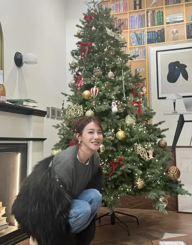 유인영이 트리 앞에서 포근한 윈드브레이커와 조거 팬츠로 캐주얼하면서도 따뜻한 겨울 스타일을 선보였다. /사진=유인영 인스타그램
