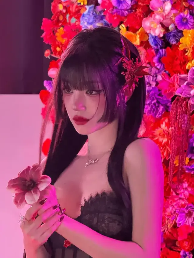 붉은 시퀸 장식과 유려한 실루엣이 돋보이는 블랙 시스루 드레스로 시선을 사로잡는다. /사진=우기 인스타그램