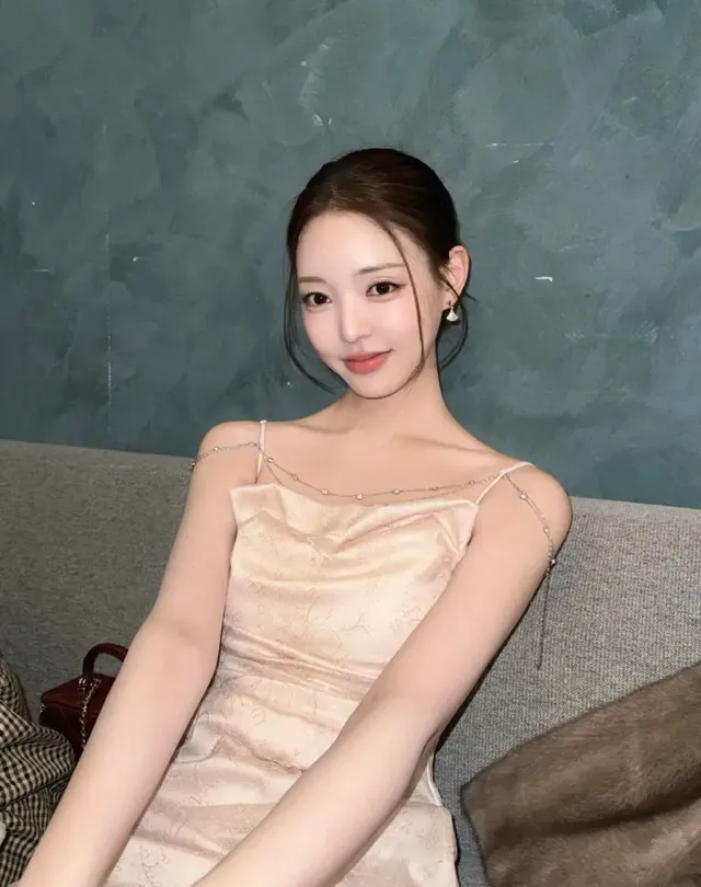 클로즈업된 유시은의 모습에서 단정하게 올린 헤어와 미니멀한 골드 이어링이 드레스의 우아함을 한층 돋보이게 한다. /사진=유시은 인스타그램