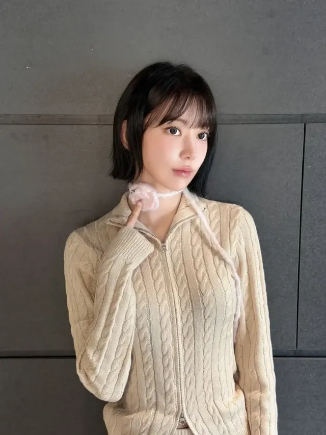 잔잔한 꽈배기 패턴이 돋보이는 니트 소재로 따뜻하면서도 고급스러운 분위기를 연출한 모습. /사진=사쿠라 인스타그램