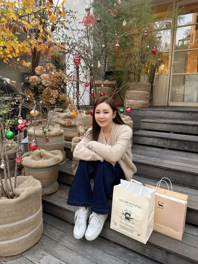 /사진=송가인, 베이지 니트 데일리룩으로 겨울 일상 선보여