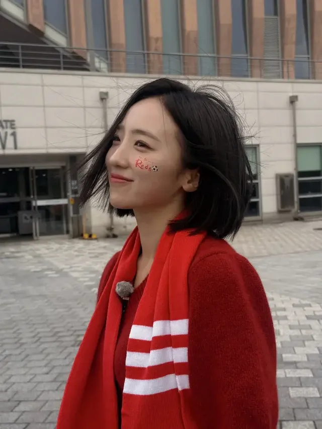 /사진=배혜지, ‘레드 포인트’ 응원룩…겨울 패션 트렌드 제시