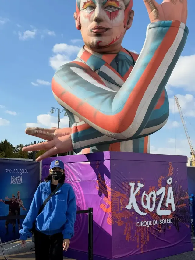 코발트 블루 플리스 재킷으로 상큼한 포인트를 준 유이의 활동적인 캐주얼 스타일. /사진=유이 인스타그램