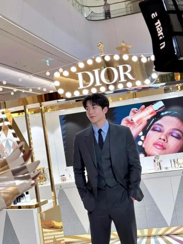 /사진=디올 홀리데이 팝업, 남주혁의 그레이 수트가 제시한 연말 스타일