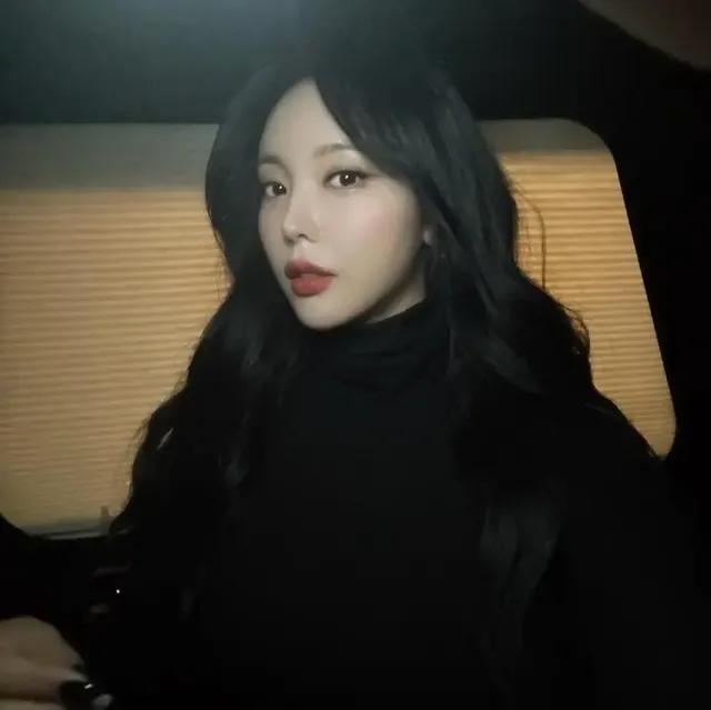 /사진=홍진영, 블랙 터틀넥 활용 겨울 패션 공개