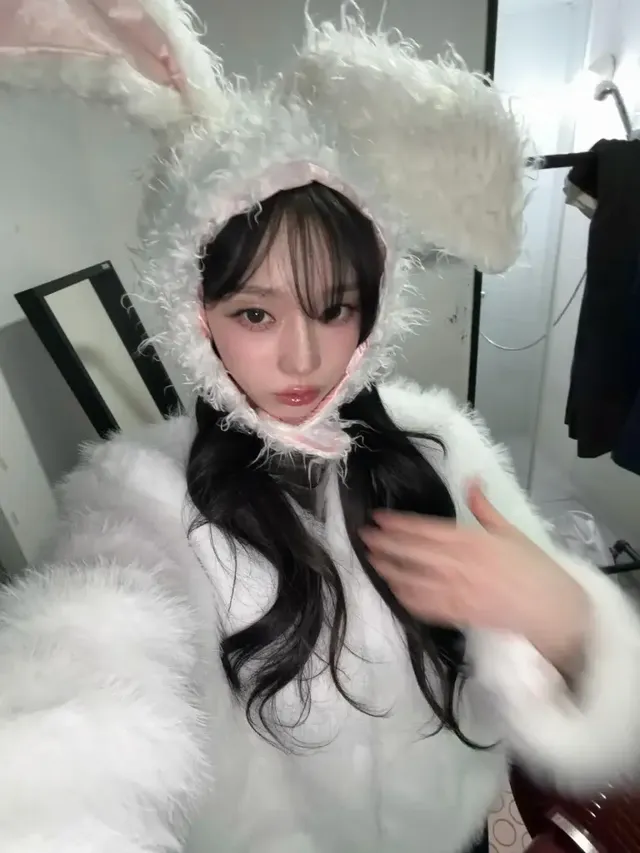 /사진=윈터, 화이트 퍼와 글로시 메이크업으로 ‘셀피 스타일’ 트렌드 선도