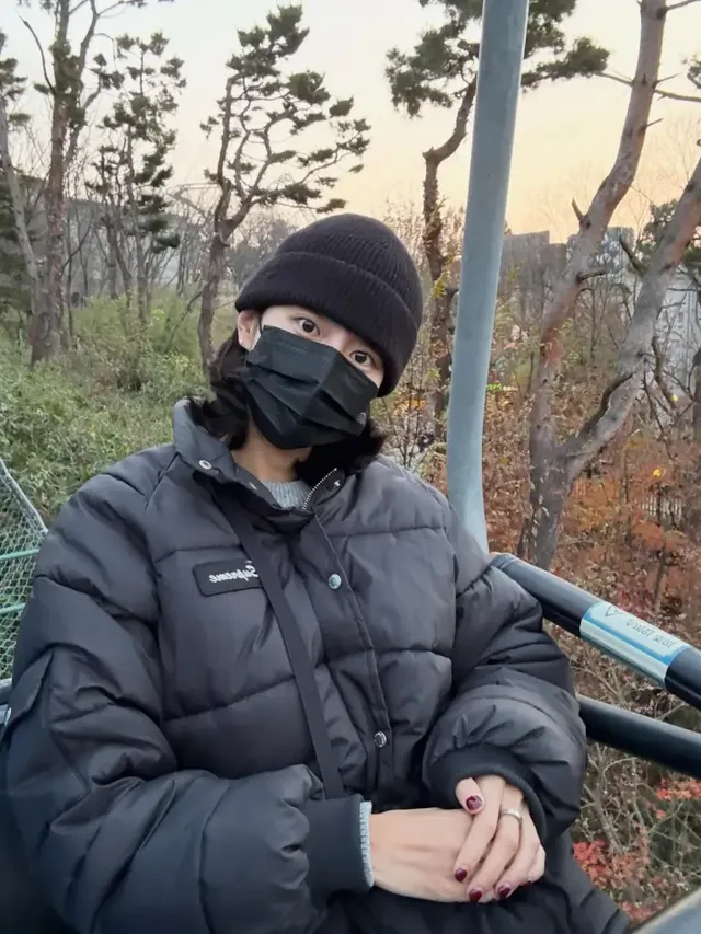 블랙 롱패딩과 니트 비니로 완성한 유이의 시크하고 편안한 겨울 나들이 룩. /사진=유이 인스타그램