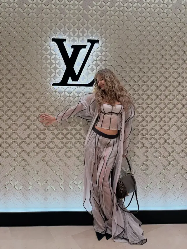 [캡션2] 리사가 코르셋형 브라 톱과 루즈한 팬츠로 완벽한 비례감을 선보이며 몽환적인 분위기를 연출한다. /사진=리사 인스타그램