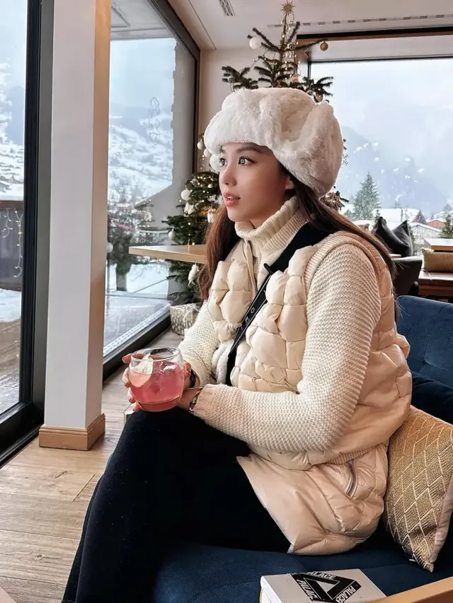 포근한 퍼 햇과 패딩 베스트로 완성한 김희정의 텍스처 플레이 겨울 패션. /사진=김희정 인스타그램