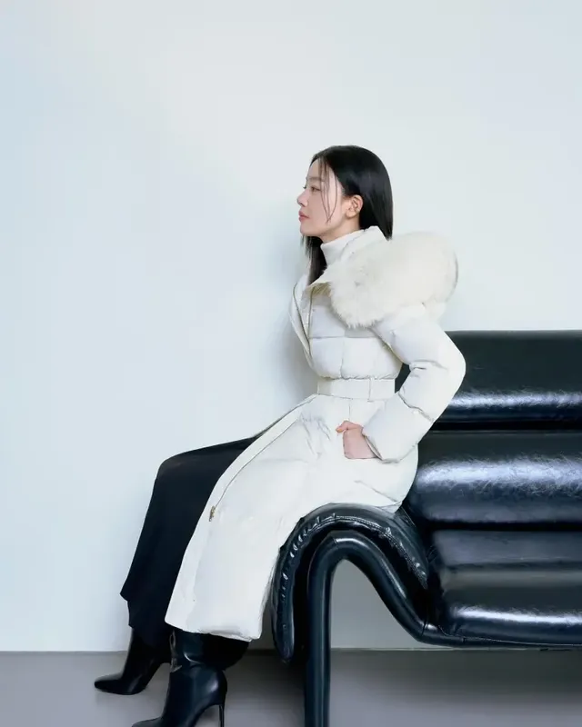  세련된 아우터와 액세서리를 활용하여 절제되면서도 강렬한 겨울 스타일을 선보이는 한선화. /사진=한선화 인스타그램 [[IMG2]]