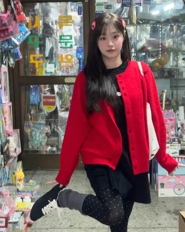 /사진=휠라, 츄와 함께 ‘레드 가디건’ 패션 캠페인 전개