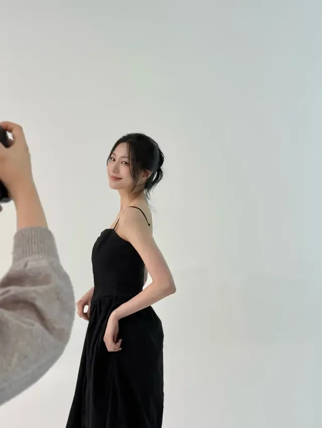 섬세한 브레이드 디테일이 돋보이는 내추럴 업스타일 헤어가 오하영의 미니멀 블랙 드레스 룩에 특별함을 더한다. /사진=오하영 인스타그램