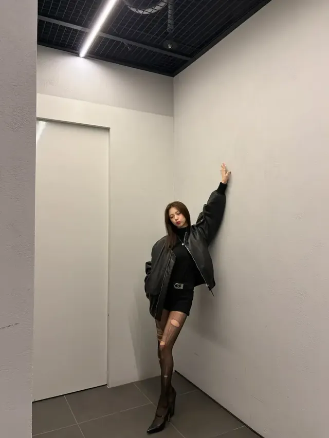 [캡션2] 블랙 터틀넥과 아우터를 매치한 루카가 개성 있는 구멍난 스타킹으로 시크한 겨울 패션을 완성했다. /사진=BABYMONSTER 인스타그램 [[IMG2]]